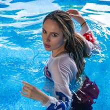 wet.look.me: Wetlook girl in Leggings and Pepsi T-shirt | Wetlook.biz