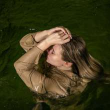 wet.look.me: Wetlook girl in dress and suede jacket gets wet | Wetlook.biz