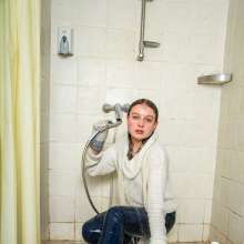 wet.look.me: Wetlook girl in shower gets wet in knitted sweater and jeans | Wetlook.biz