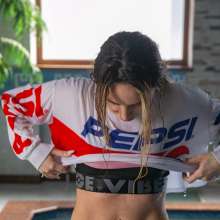 wet.look.me: Wetlook girl in Leggings and Pepsi T-shirt | Wetlook.biz