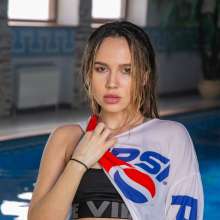 wet.look.me: Wetlook girl in Leggings and Pepsi T-shirt | Wetlook.biz