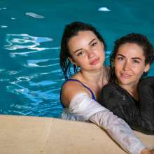 wet.look.me: Wetlook group girls in leggings gets wet in the pool | Wetlook.biz
