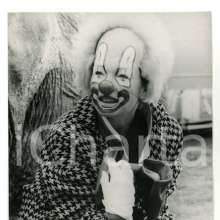 Quimo66: Shirley maclaine clown
