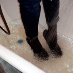 wetlookgirlsvideo.com: Angela in wet jeans, shoes and Nylon stockings, Part 2