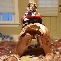 MessyMissMarie: Marie really loves pie!