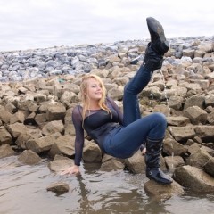 eileenvogel: new set- Eileen getting wet in jeans and blue shirt