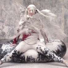 FOXY: Video Rosy covered white clay
