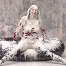 FOXY: Video Rosy covered white clay