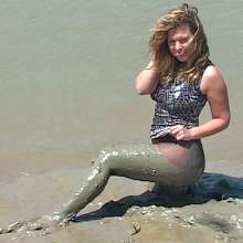 FOXY: Gorgeous Cindy in mud