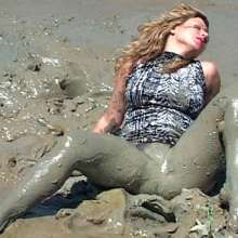 FOXY: Gorgeous Cindy in mud