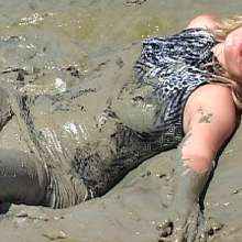 FOXY: Gorgeous Cindy in mud