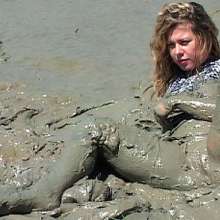 FOXY: Gorgeous Cindy in mud