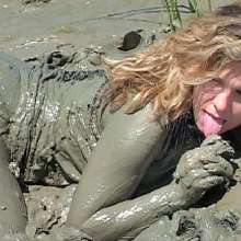 FOXY: Gorgeous Cindy in mud