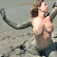 FOXY: Gorgeous Cindy in mud