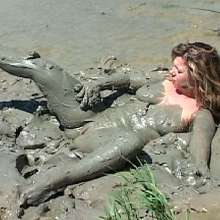 FOXY: Gorgeous Cindy in mud