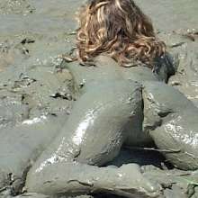 FOXY: Gorgeous Cindy in mud