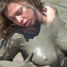 FOXY: Gorgeous Cindy in mud