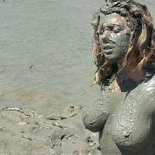 FOXY: Gorgeous Cindy in mud