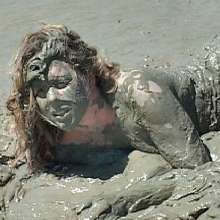 FOXY: Gorgeous Cindy in mud