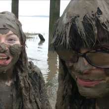 DungeonMasterOne: Businesswomen Daphne and Daisy go wild in the Severn mud!