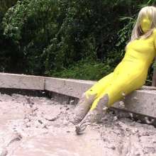 FOXY: Video Yellow zentai