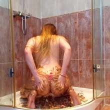 Big_Tits_Gunge: Lauren's Cake Messy Sitting... Ass Out and Thong Dropping