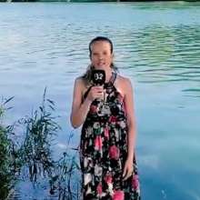 mad_mick_at: Wet mainstream advent 2020 #19-- reporter swims in dress (non-yt clip-find)