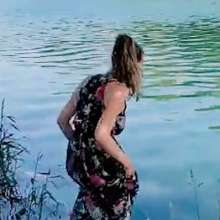 mad_mick_at: Wet mainstream advent 2020 #19-- reporter swims in dress (non-yt clip-find)