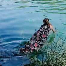 mad_mick_at: Wet mainstream advent 2020 #19-- reporter swims in dress (non-yt clip-find)