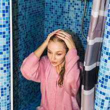 wet.look.me: Girl in Leggings and Lake Wetlook | Wetlook.biz