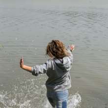 wet.look.me: Girl in Leggings and Lake Wetlook | Wetlook.biz
