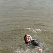 wet.look.me: Girl in Leggings and Lake Wetlook | Wetlook.biz
