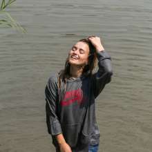 wet.look.me: Girl in Leggings and Lake Wetlook | Wetlook.biz