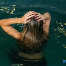 wet.look.me: Girl in Leggings and Lake Wetlook | Wetlook.biz