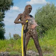 Sonja from wam.tv: Kinga is enjoying her mud session