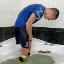 Wet Live Team: Danio Bathed in His Soccer Suit with Shampoo on His Head