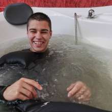 Wet Live Team: Danio Smeared His Face with Shaving Foam and Got Wet