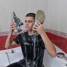 Wet Live Team: Danio Smeared His Face with Shaving Foam and Got Wet