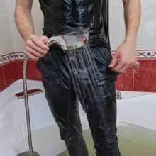 Wet Live Team: Danio Smeared His Face with Shaving Foam and Got Wet