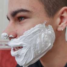 Wet Live Team: Danio Smeared His Face with Shaving Foam and Got Wet