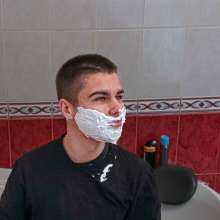 Wet Live Team: Danio Smeared His Face with Shaving Foam and Got Wet