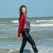 Sonja from wam.tv: Corina is soaking in the sea in her jogging outfit