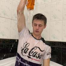 Wet Live Team: He Completely Soaked His Sports Outfit Playing with Foam