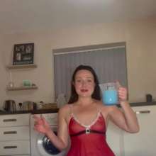WAMfuns Messy Forfeits: Queen Peach's Christmas Gunging and Foam Pies