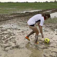 Wamgirlx: Muddy Football Practise