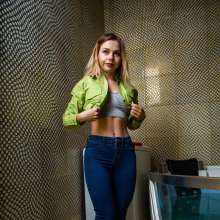 wet.look.me: Wetlook girl in a jacuzzi with foam gets wet while dressed | Wetlook.biz