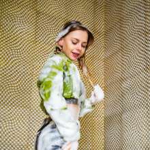 wet.look.me: Wetlook girl in a jacuzzi with foam gets wet while dressed | Wetlook.biz
