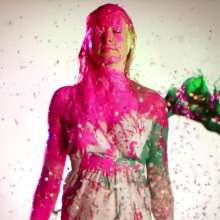 Gater: Ad find: a woman gets covered in pink paint in Kinnertied promo