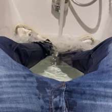 vstyle83: Sagging Jeans in Hotel Room Bath