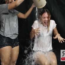 Ready2Wam Studio: Soapy Card Draw Game Viviana and Diana Round 2